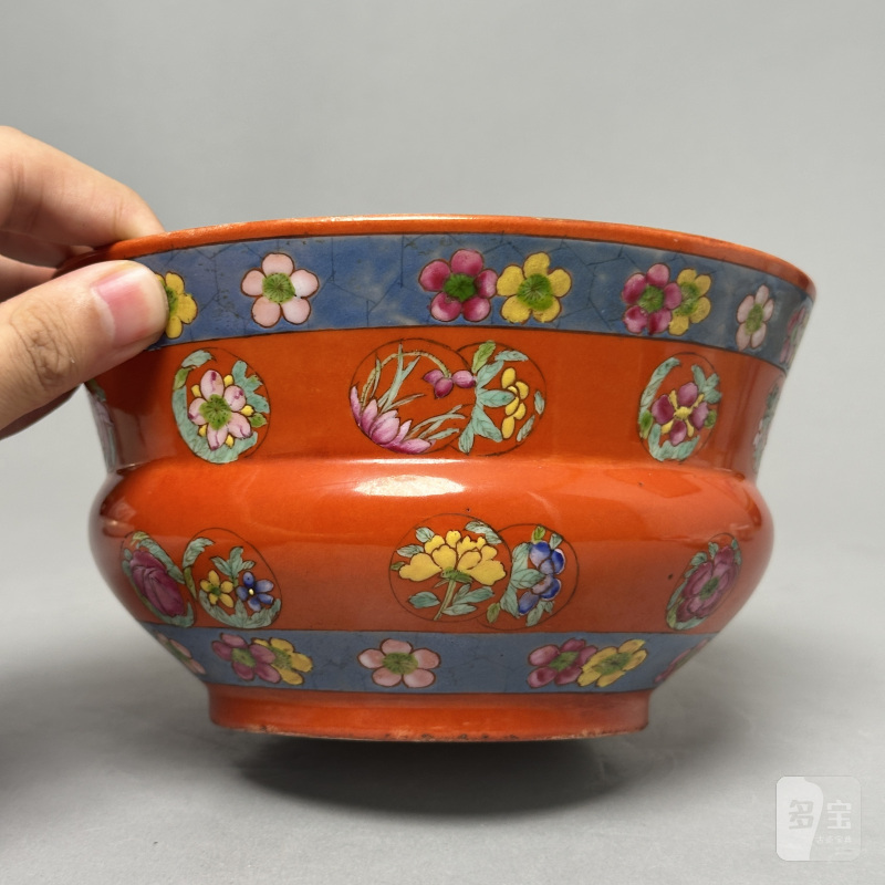 清晚期 珊瑚红地粉彩皮球花纹花囊一对 - 图14